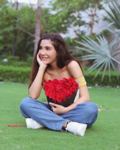 Halina-Kuchey-loves-red-roses