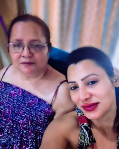 karrishma kar with her mother