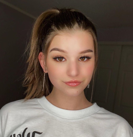 Who Is Brooke Monk On Reddit? Tiktok Star Without Makeup Photos, Family Bio