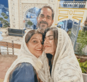 Kritika Khurana With Her Parents